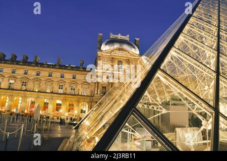 Paris, France - 18 novembre 2021 : vue nocturne du Musée du Louvre avec la Pyramide. C'est l'une des destinations de voyage les plus populaires de Franc Banque D'Images