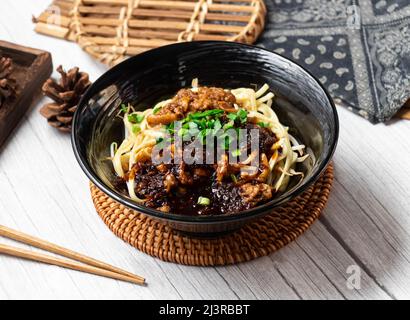 Big Chili sauce nouilles dans un plat isolé sur table en bois vue de côté Taiwan nourriture Banque D'Images