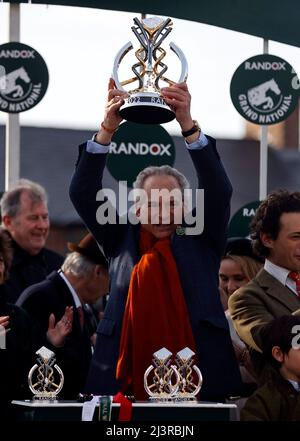 Hippodrome d'Aintree. 9th avril 2022. Aintree, Merseyside, Angleterre: Grand Festival national, jour 3: Robert Waley-Cohen, le propriétaire du grand gagnant national Randox 2022, Noble Yeats, pose avec le trophée des gagnants. Il est le père du jockey amateur du cheval Sam Waley-Cohen. Crédit : action plus Sports/Alamy Live News Banque D'Images