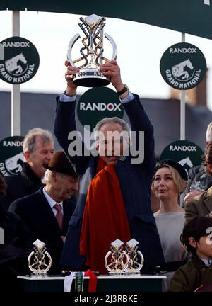 Hippodrome d'Aintree. 9th avril 2022. Aintree, Merseyside, Angleterre: Grand Festival national, jour 3: Robert Waley-Cohen, le propriétaire du grand gagnant national Randox 2022, Noble Yeats, pose avec le trophée des gagnants. Il est le père du jockey amateur du cheval Sam Waley-Cohen. Crédit : action plus Sports/Alamy Live News Banque D'Images