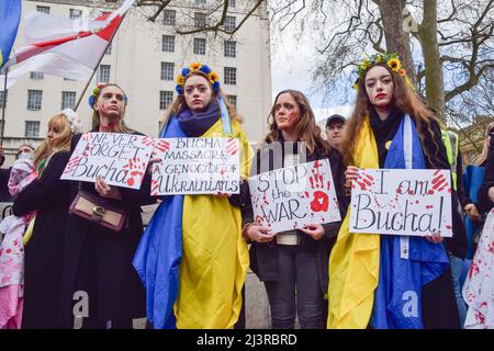 Londres, Angleterre, Royaume-Uni. 9th avril 2022. Des manifestants ont organisé une « mort-dans » massive et ont tenu des « bébés » et des signes couverts de faux sang pour protester contre le massacre de la ville de Bucha et contre des atrocités qui auraient été commises par les forces russes en Ukraine. (Image de crédit : © Vuk Valcic/ZUMA Press Wire) Banque D'Images