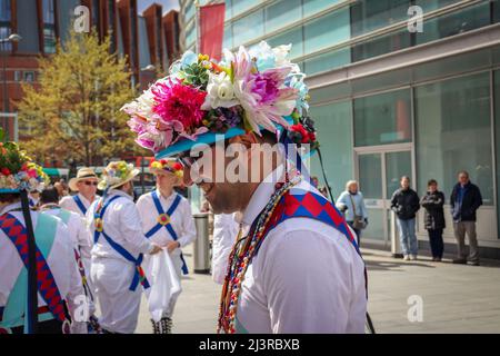Morris Dancers, artistes de rue, exécutant des danses traditionnelles de Morris Banque D'Images