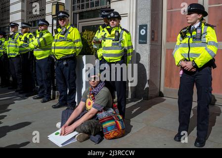 Westminster, Londres, Royaume-Uni. 9th avril 2022. Extinction les manifestants de la rébellion ont bloqué les routes et perturbé la circulation autour du centre de Londres, y compris Oxford Street, Regent Street et autour de Westminster. Les bureaux de BP ont été la cible de manifestations mais ont été fortement protégés par la police. Siège social de la place Saint-James Banque D'Images