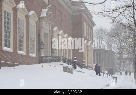 Scène hivernale enneigée du campus de l'Université Harvard à Cambridge, Massachusetts, avec des bâtiments architecturaux historiques pendant une tempête de neige hivernale. Banque D'Images