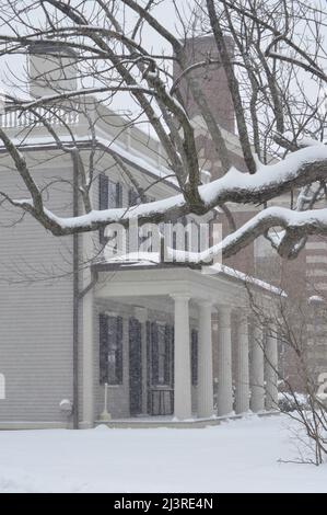 Scène hivernale enneigée du campus de l'Université Harvard à Cambridge, Massachusetts, avec des bâtiments architecturaux historiques pendant une tempête de neige hivernale. Banque D'Images