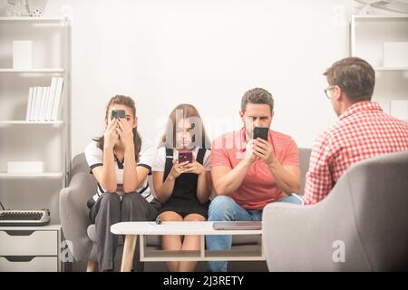 psychologue donner la thérapie familiale pour le téléphone addicted papa maman et fille fille, internet Banque D'Images