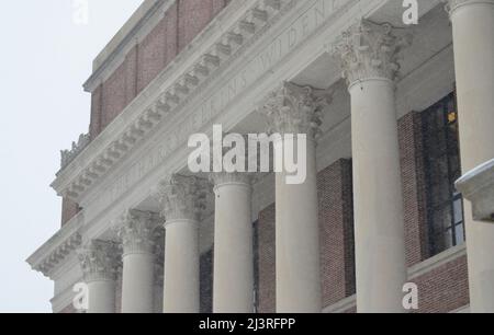 Scène hivernale enneigée du campus de l'Université Harvard à Cambridge, Massachusetts, avec des bâtiments architecturaux historiques pendant une tempête de neige hivernale. Banque D'Images