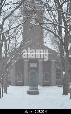 Scène hivernale enneigée du campus de l'Université Harvard à Cambridge, Massachusetts, avec des bâtiments architecturaux historiques pendant une tempête de neige hivernale. Banque D'Images