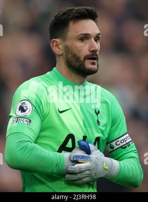 Villa Park. 9th avril 2022. Premier maître de football, Aston Villa versus Tottenham Hotspur; gardien de but de Tottenham Hotspur Hugo Lloris crédit: Action plus Sports/Alamy Live News Banque D'Images