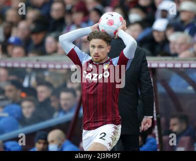 Villa Park. 9th avril 2022. Premier maître de football, Aston Villa versus Tottenham Hotspur; Matty Cash of Aston Villa se lance dans le crédit: Action plus Sports/Alay Live News Banque D'Images