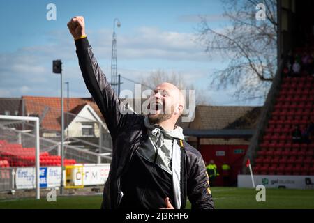 Swindon, Royaume-Uni. 09th avril 2022. James Roweberry, le directeur du comté de Newport célèbre après la victoire de ses équipes. EFL Skybet football League Two Match, Swindon Town v Newport County at the Energy Check County Ground, Swindon, Wiltshire, le samedi 9th avril 2022. Cette image ne peut être utilisée qu'à des fins éditoriales. Utilisation éditoriale uniquement, licence requise pour une utilisation commerciale. Aucune utilisation dans les Paris, les jeux ou les publications d'un seul club/ligue/joueur. photo par crédit : Andrew Orchard sports photographie/Alay Live News Banque D'Images