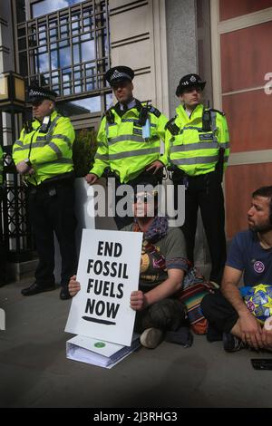Londres, Royaume-Uni. 09th avril 2022. Les rebelles sont assis devant la ligne de police, formée pour protéger le quartier général britannique de BP pendant la manifestation. Le jour d'ouverture de la rébellion d'extinction. Les rebelles ont promis de provoquer des perturbations à Londres jusqu'à ce que le gouvernement écoute leurs demandes et reconnaisse l'urgence climatique. (Photo de Martin Pope/SOPA Images/Sipa USA) crédit: SIPA USA/Alay Live News Banque D'Images