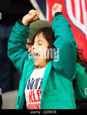 Columbus, Ohio, États-Unis. 9 avril 2022. Un jeune fan des États-Unis fait des gails à son équipe contre Uzebekistan à Columbus, Ohio, États-Unis. Brent Clark/Alamy Live News Banque D'Images