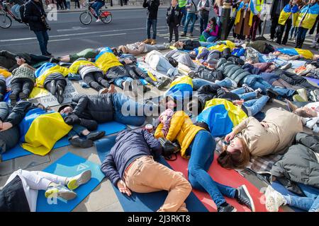 LONDRES, LE 09 2022 AVRIL, des manifestants ukrainiens manifestent contre l'invasion russe de l'Ukraine devant Downing Street à Whitehall, Londres. Banque D'Images