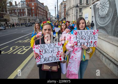 LONDRES, LE 09 2022 AVRIL, des manifestants ukrainiens manifestent contre l'invasion russe de l'Ukraine devant Downing Street à Whitehall, Londres. Banque D'Images