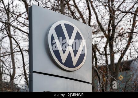 Nouveau logo Volkswagen AG. Emblème VW sur fond gris. Commercialisation de l'industrie automobile en Allemagne. Rebranding du logo de VW en 2019 Banque D'Images