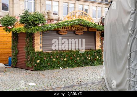 Dresdner Striezelmarkt avec de petites maisons en bois au célèbre marché de Noël en Saxe. Cabine fermée décorée en journée. Emplacement vide. Banque D'Images