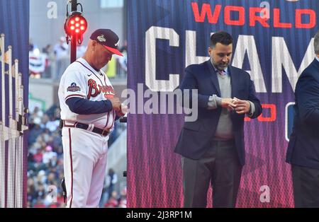 Atlanta, Géorgie, États-Unis. 09th avril 2022. Brian Snitker, directeur d'Atlanta Braves (à gauche) et Alex Anthopoulos, directeur général, essaient leurs anneaux de championnat de la série Wold lors de la cérémonie de clôture avant le début d'un match MLB contre les Cincinnati Reds au parc Truist à Atlanta, en Géorgie. Austin McAfee/CSM/Alamy Live News Banque D'Images