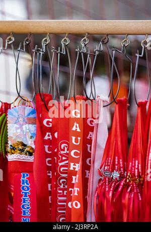 MERCEDES, CORRIENTES, ARGENTINE - 22 NOVEMBRE 2021 : gros plan des rubans rouges avec la copie « Gauchito Gil » dans une boutique de souvenirs du sanctuaire à Gauch Banque D'Images