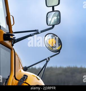 Image détaillée des miroirs sur un bus scolaire Banque D'Images