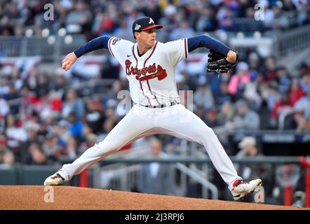 Atlanta, Géorgie, États-Unis. 09th avril 2022. Le lanceur d'Atlanta Braves Kyle Wright délivre un terrain lors du premier repas d'un match MLB contre les Cincinnati Reds au Truist Park à Atlanta, en Géorgie. Austin McAfee/CSM/Alamy Live News Banque D'Images