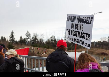 Les gens sur la route soutenant le rassemblement de la liberté et la protestation des camionneurs contre le mandat de vaccin Banque D'Images