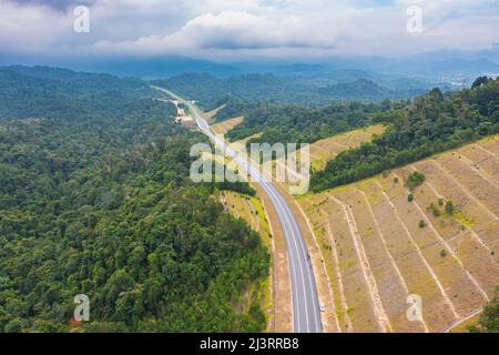 Vue aérienne de la nouvelle route populaire de Temiang Pantai. L'autoroute est devenue virale en raison de certaines publications dans les médias sociaux et de la vue sur les paysages. Route fédérale Banque D'Images