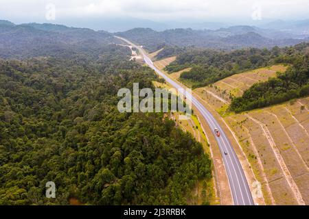 Vue aérienne de la nouvelle route populaire de Temiang Pantai. L'autoroute est devenue virale en raison de certaines publications dans les médias sociaux et de la vue sur les paysages. Route fédérale Banque D'Images