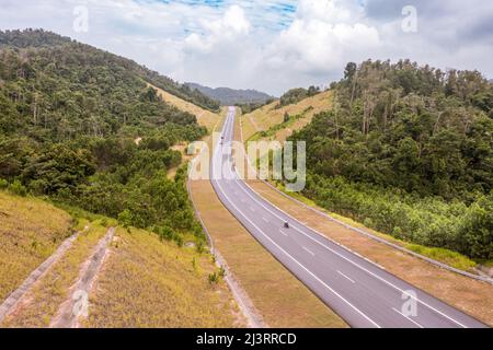 Vue aérienne de la nouvelle route populaire de Temiang Pantai. L'autoroute est devenue virale en raison de certaines publications dans les médias sociaux et de la vue sur les paysages. Route fédérale Banque D'Images