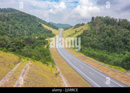 Vue aérienne de la nouvelle route populaire de Temiang Pantai. L'autoroute est devenue virale en raison de certaines publications dans les médias sociaux et de la vue sur les paysages. Route fédérale Banque D'Images