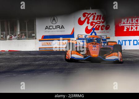 Long Beach, Californie, États-Unis. 9th avril 2022. SCOTT DIXON (9), d'Auckland, en Nouvelle-Zélande, traverse les virages lors d'une pratique pour le Grand Prix d'Acura de long Beach dans les rues de long Beach, en Californie, à long Beach. (Image de crédit : © Walter G. Arce Sr./ZUMA Press Wire) Banque D'Images