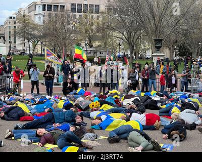 09 avril 2022 Washington DC Etats-Unis Supporters for Ukraine manifestation devant la Maison Blanche couché sur le sol pour simuler les morts comme les noms des morts étaient morts a!oud. Banque D'Images