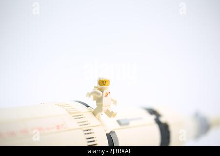 l'astronaute lego se promboîte dans l'espace Banque D'Images