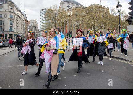 Londres, Royaume-Uni. 09th avril 2022. Les participantes portent des bandeaux floraux traditionnels avec des mains teints rouges et un bébé mannequin marche pendant la démonstration. Les partisans ukrainiens participent à une foule éclair d'arts de la scène en se posant sur le terrain lors de la manifestation quotidienne pour aider l'Ukraine à illustrer la vie en Ukraine et à la mémoire de ceux qui ont été tués sous les actes atroces de l'armée russe en Ukraine. Crédit : SOPA Images Limited/Alamy Live News Banque D'Images