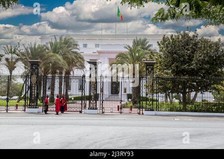 Dakar, Sénégal. Gardes présidentielles devant le Palais présidentiel. Remplacement de la protection. Banque D'Images
