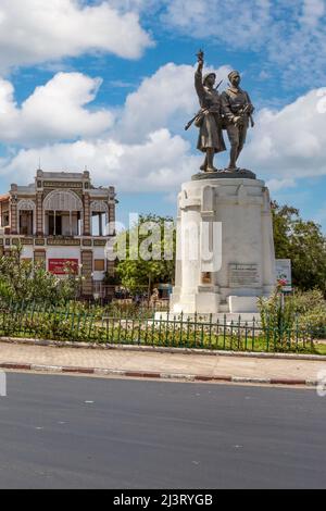 Dakar, Sénégal. Place du Tiralleur, avec Statue à Demba et Dupont, héros de la première Guerre mondiale. Gare de Dakar en arrière-plan. Banque D'Images