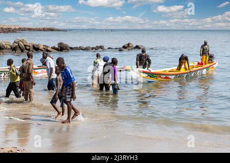 Dakar, Sénégal. Bateau de pêche Landing sur la plage à Soumbedioune Fishing Village, aujourd'hui une partie de la métropole de Dakar. Banque D'Images