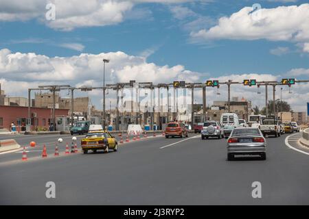 Péage autoroute moderne, près de Dakar, Sénégal. Banque D'Images