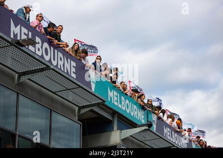 Melbourne, Australie. 09th avril 2022. La foule au-dessus de la voie de la fosse avant de se qualifier avant le Grand Prix d'Australie 2022 sur le circuit du Grand Prix d'Albert Park. (Photo de George Hitchens/SOPA Images/Sipa USA) crédit: SIPA USA/Alay Live News Banque D'Images