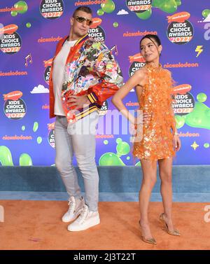 Los Angeles, États-Unis. 09th avril 2022. (G-D) Rob Gronkowski et Miranda Cosgrove arrivent aux Prix Nickelodeon Kid's Choice 2022 qui se sont déroulés au Barker Hangar à Santa Monica, CA, le samedi 9 avril 2022. (Photo par Sthanlee B. Mirador/Sipa USA) crédit: SIPA USA/Alay Live News Banque D'Images