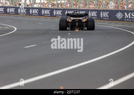 Melbourne, Australie. 09th avril 2022. Daniel Ricciardo, d'Australie, conduit la McLaren numéro 3 MCL36 lors de l'entraînement avant le Grand Prix d'Australie 2022 sur le circuit du Grand Prix d'Albert Park. Crédit : SOPA Images Limited/Alamy Live News Banque D'Images