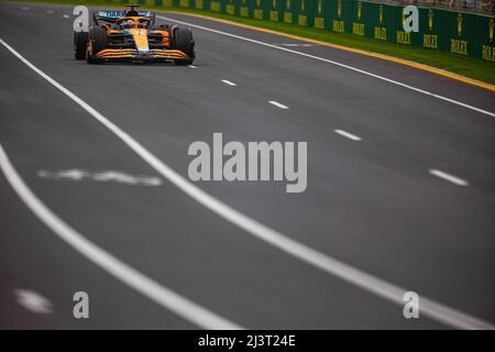 Melbourne, Australie. 09th avril 2022. Daniel Ricciardo, d'Australie, conduit la McLaren numéro 3 MCL36 lors de l'entraînement avant le Grand Prix d'Australie 2022 sur le circuit du Grand Prix d'Albert Park. Crédit : SOPA Images Limited/Alamy Live News Banque D'Images