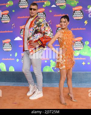 Los Angeles, États-Unis. 09th avril 2022. (G-D) Rob Gronkowski et Miranda Cosgrove arrivent aux Prix Nickelodeon Kid's Choice 2022 qui se sont déroulés au Barker Hangar à Santa Monica, CA, le samedi 9 avril 2022. (Photo par Sthanlee B. Mirador/Sipa USA) crédit: SIPA USA/Alay Live News Banque D'Images