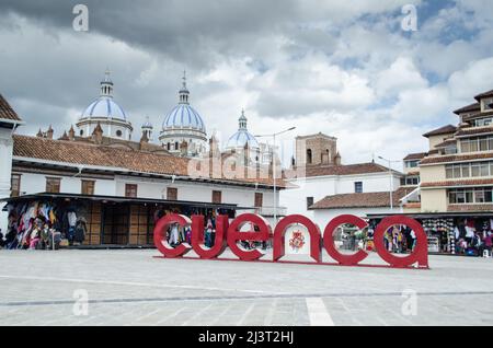 Place San Francisco à Cuenca. Le panneau d'accueil de Cuenca est vu sur la droite et les dômes de la cathédrale de Cuenca sont vus au loin Banque D'Images