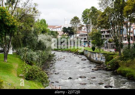 Vue sur la rivière Tomebamba qui longe la ville de Cuenca depuis Puente de Todos Los Santos Banque D'Images