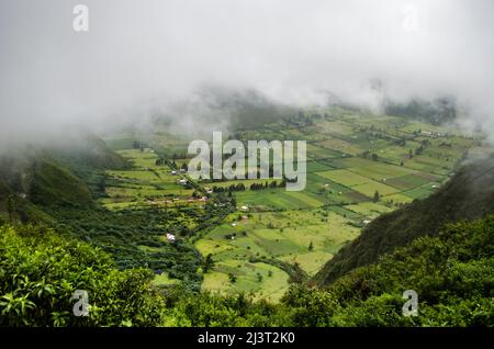 Vue sur le cratère Pululahua vue depuis le belvédère de Ventanillas Banque D'Images