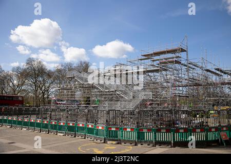 Londres, Royaume-Uni. 09th avril 2022. Vue générale du démontage de Marble Arch Mound. La construction du Marble Arch Mound, qui coûte £6 millions, est en train d'être démontée après une déception majeure et une moquerie généralisée sur les médias sociaux. Crédit : SOPA Images Limited/Alamy Live News Banque D'Images