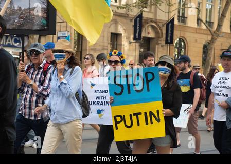 Melbourne, Australie. 10th avril 2022. Des manifestants anti-guerre traversent Melbourne pour soutenir l'Ukraine. Credit: Jay Kogler/Alay Live News Banque D'Images