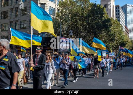 Melbourne, Australie. 10th avril 2022. Des manifestants anti-guerre traversent Melbourne pour soutenir l'Ukraine. Credit: Jay Kogler/Alay Live News Banque D'Images