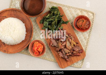 Se'i SAPI ou Beef SEI est du bœuf fumé traditionnel indonésien, servi avec des feuilles de manioc bouillies et du luat de Sambal ou du Matah de Sambal. Cuisine typique de nus Banque D'Images